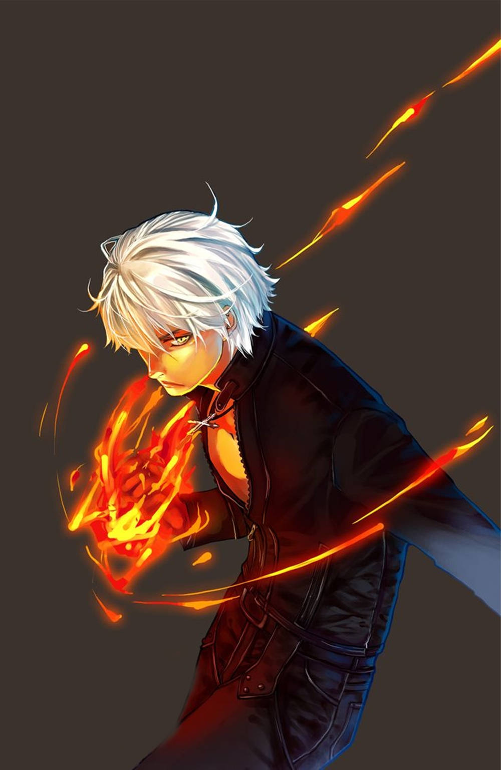 《Mobile Legends》Gusion K 火焰大師皮膚 壁紙 — 一位白髮動漫戰士身穿黑色外套，在黑暗背景下引導帶有橙色光芒的火焰能量。