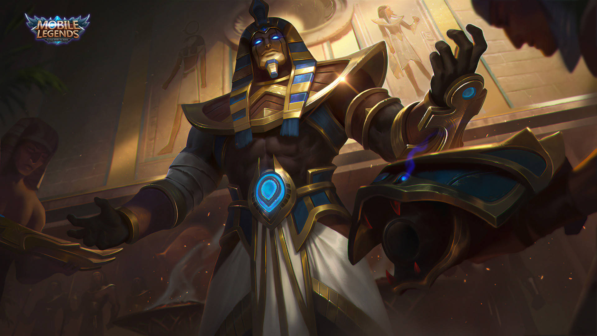 《Mobile Legends》英雄Roger 壁紙 — 一位強大的埃及神祇，擁有發光的藍色眼睛和華麗的金色盔甲，站在神廟中，伸出雙手施展魔法。