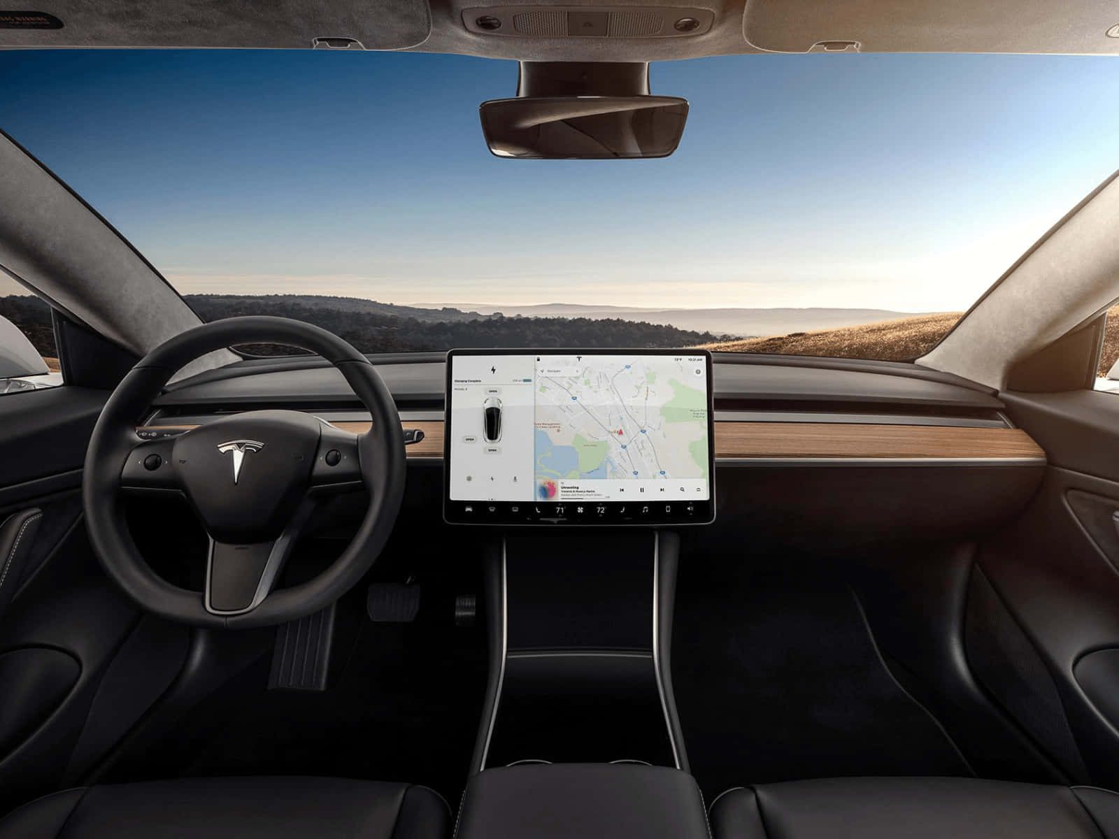 特斯拉Model 3 —— 革命化你的通勤 壁紙 — Tesla 汽車內部，配備大型觸控屏幕，在日落時分顯示導航，背景是風景如畫的沙漠景觀。