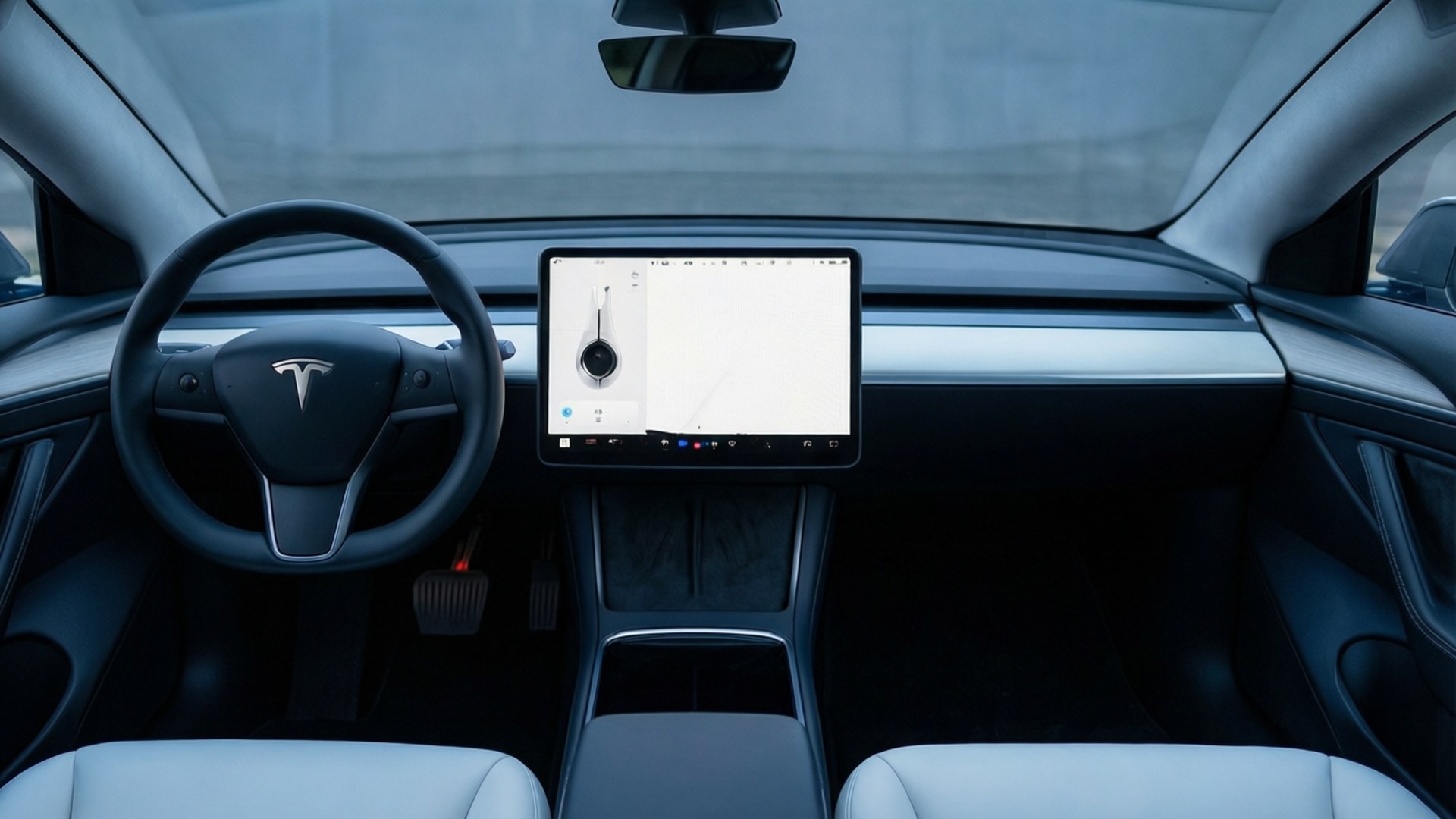簡約內飾 Model S 壁紙 — Tesla 汽車內部視圖，展示簡約儀表板、大型觸控屏幕及柔和環境燈光下的淺灰色座椅。