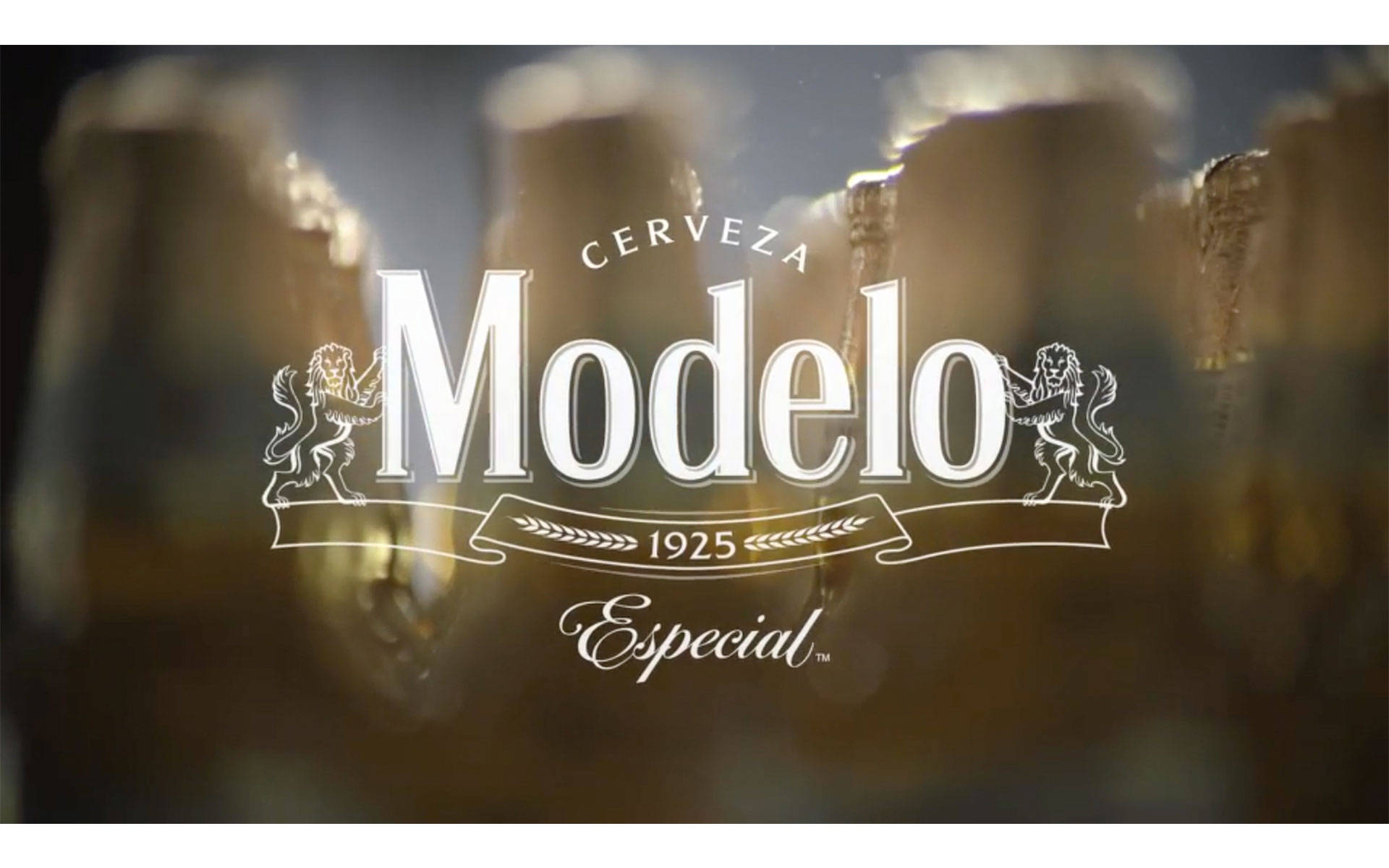 Modelo Especial 啤酒標誌，帶有獅子徽章，瓶子模糊。