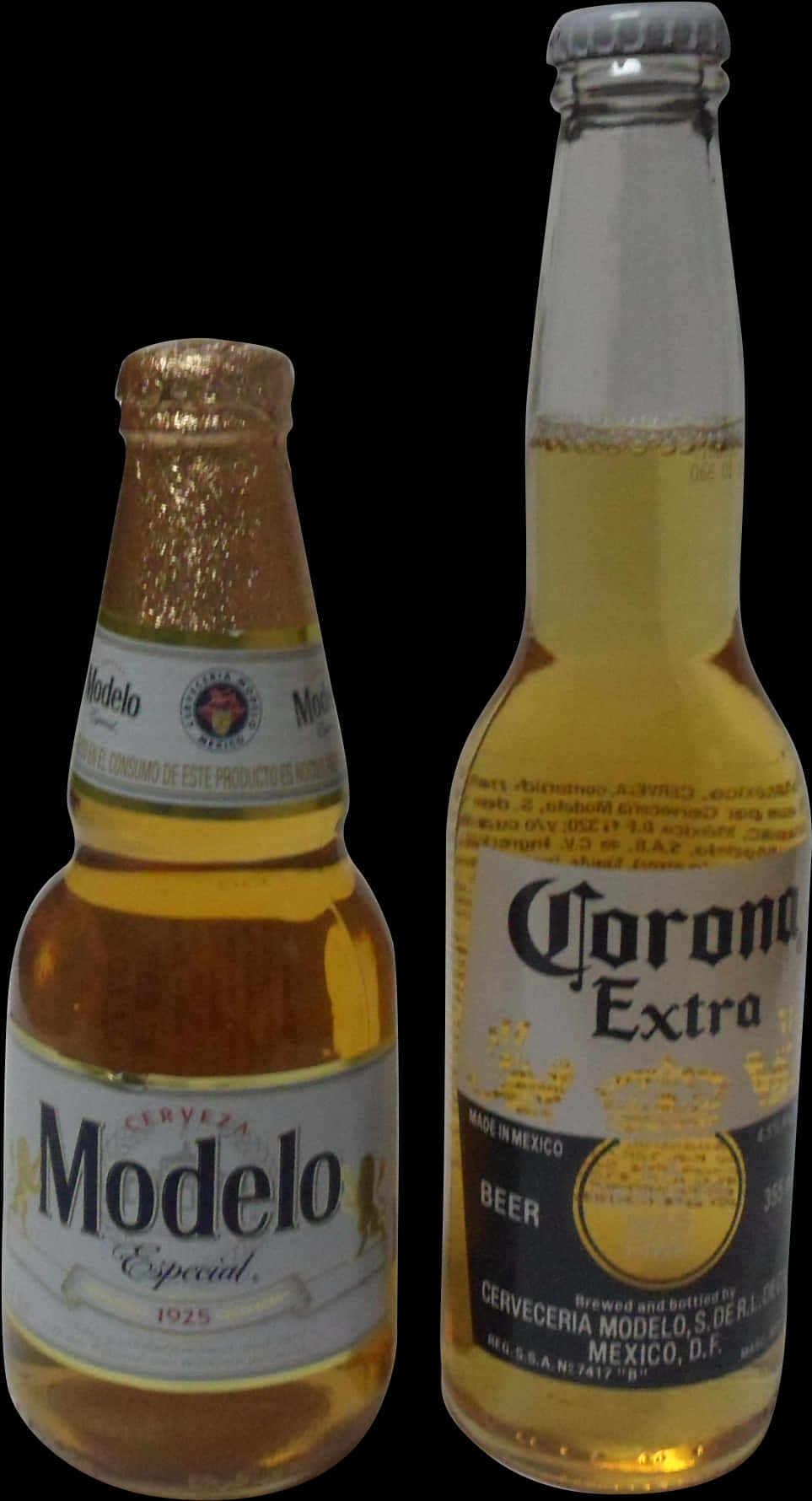 Modelo Especial與Corona Extra啤酒瓶 壁紙 — 兩枝琥珀色啤酒樽 Modelo Especial 和 Corona Extra 並排立在純黑背景前。