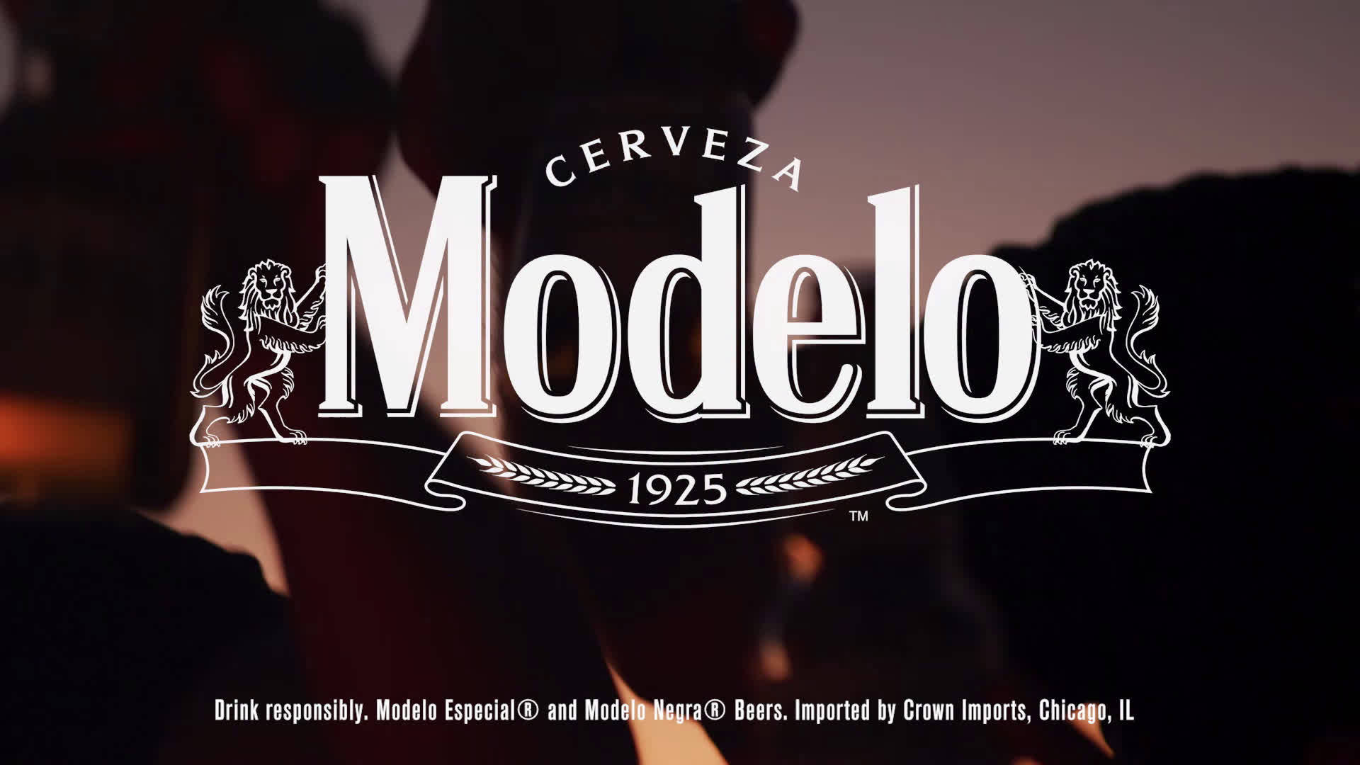 Modelo啤酒標誌，帶有獅子和1925年橫幅，背景為黑暗的日落。