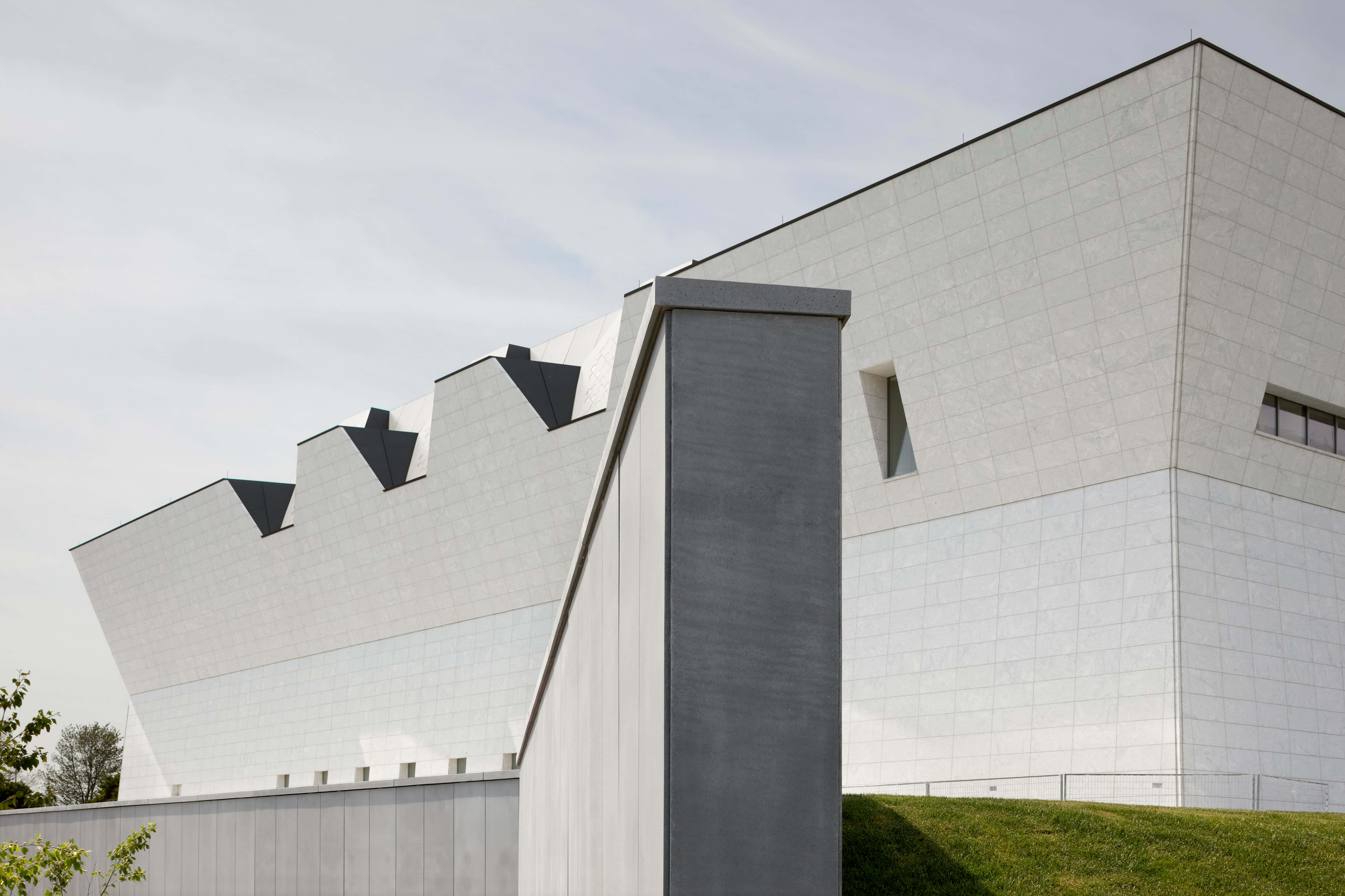 Aga Khan Museum 桌布 壁紙 — 現代角形建築，白色瓷磚外牆，深色幾何屋頂裝飾，陰天下。