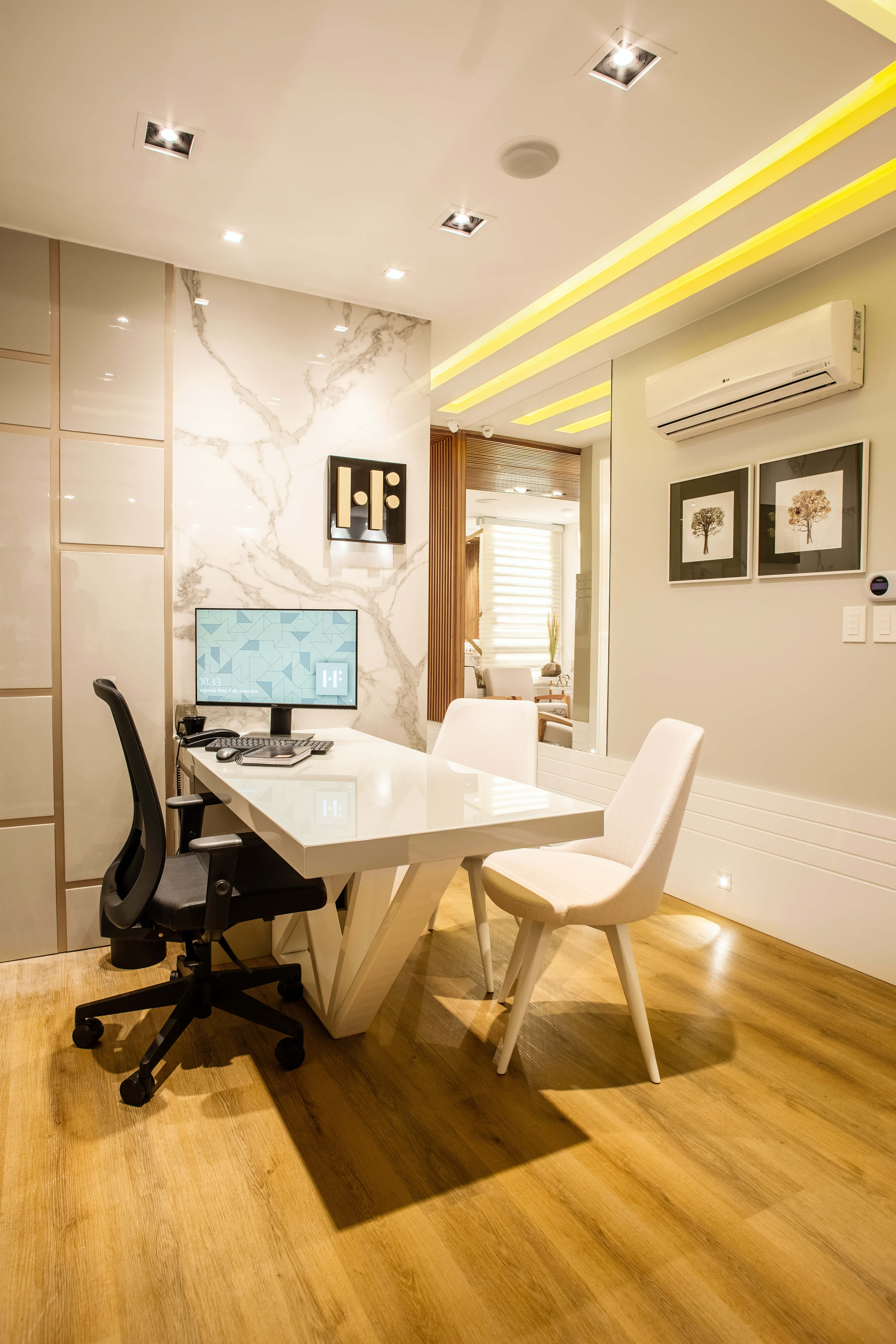 Office Decoration 桌布 壁紙 — 現代家居辦公室，配有白色書桌、黑色椅子及溫暖木地板，採用嵌入式照明。