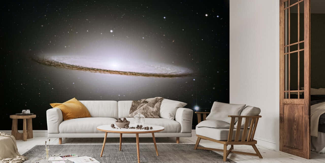  壁紙 — 現代客廳以白色梳化和木椅為特色，背景是帶有旋轉星星和宇宙塵埃的戲劇性星系牆紙。