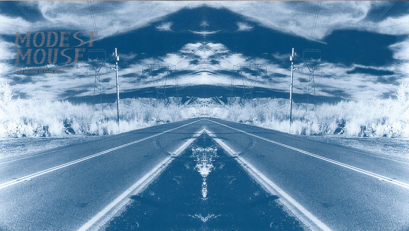 一條藍色調的沙漠高速公路，天空如鏡，電線交錯。