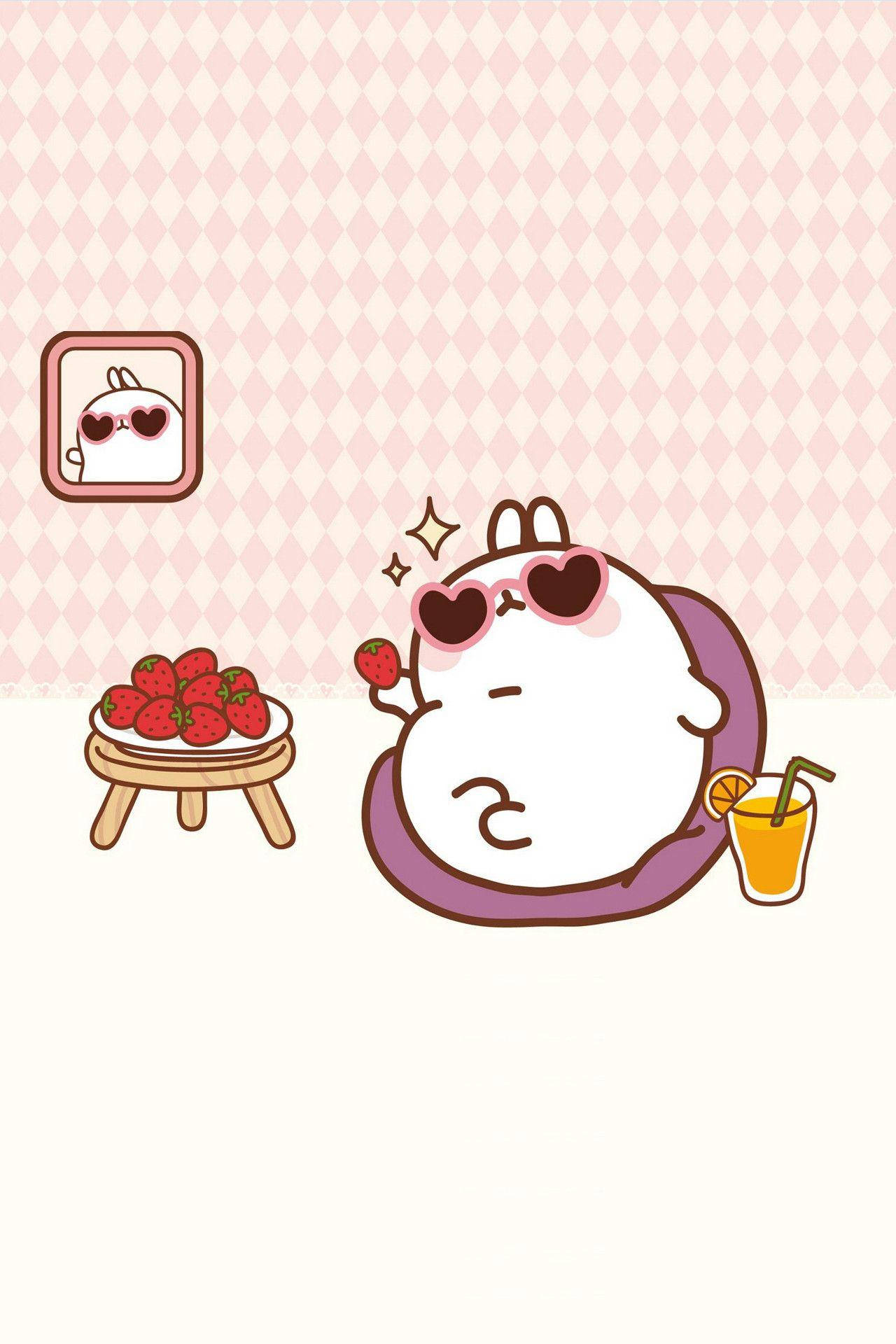 Molang 戴心形太陽眼鏡 壁紙 — 一個可愛的卡通角色穿著紫色睡袍，戴著心形太陽眼鏡，在草莓碟旁喝橙汁。