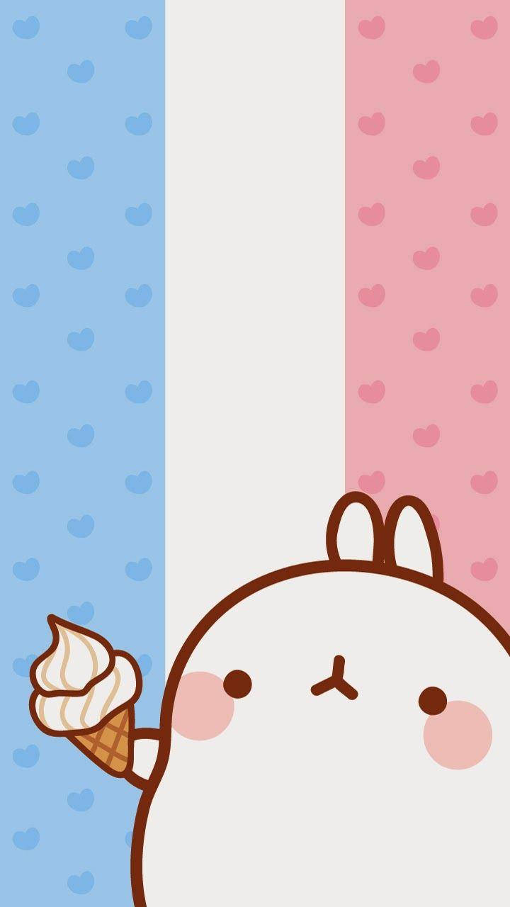 Molang 三色條紋 壁紙 — 一隻可愛的卡通兔仔，臉頰紅潤，喺藍色、粉紅色同白色心形圖案嘅粉彩背景前攞住一個雪糕筒。