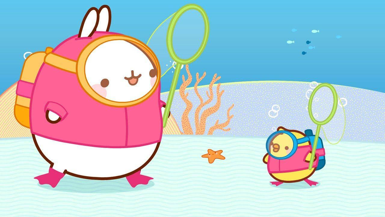 Molang 在海中 壁紙 — 兩個可愛的卡通角色穿著潛水裝備，探索一個有珊瑚和海星的明亮水下場景。