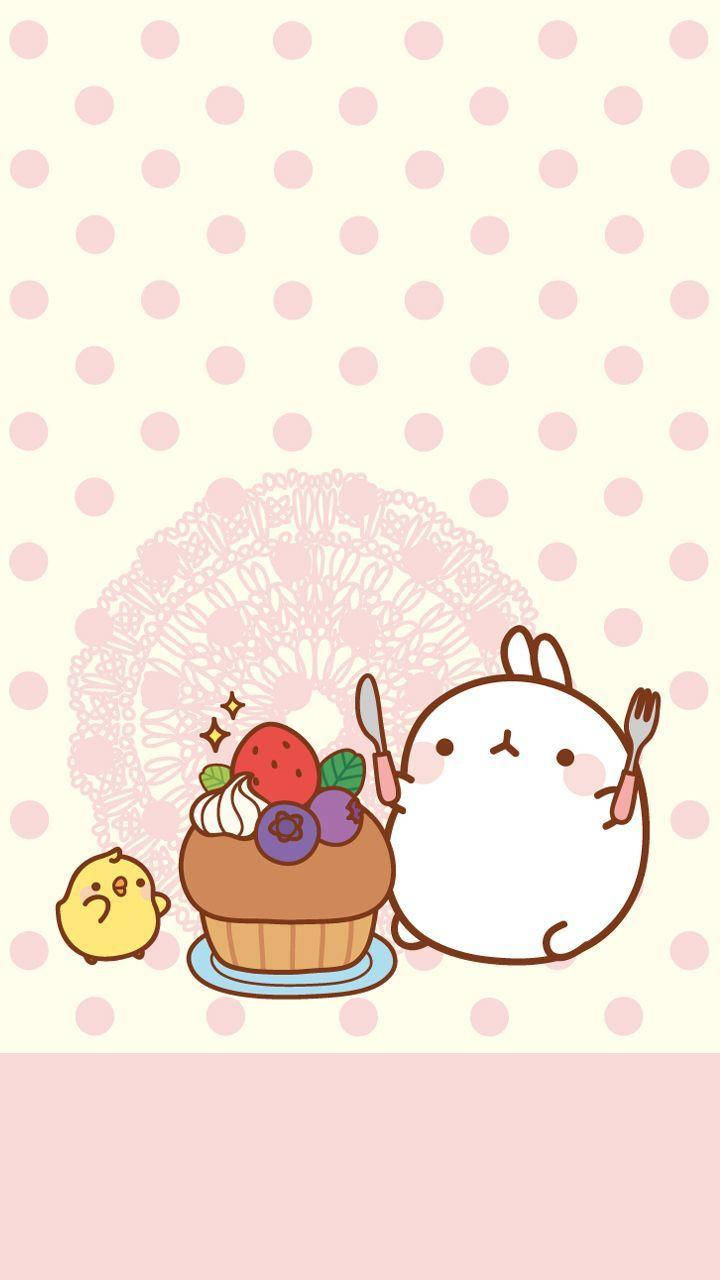 Molang 吃莓果杯子蛋糕 壁紙 — 一隻可愛的白兔和小黃雞欣賞著放在粉紅色圓點背景的蕾絲墊上、頂部有莓果的杯子蛋糕。