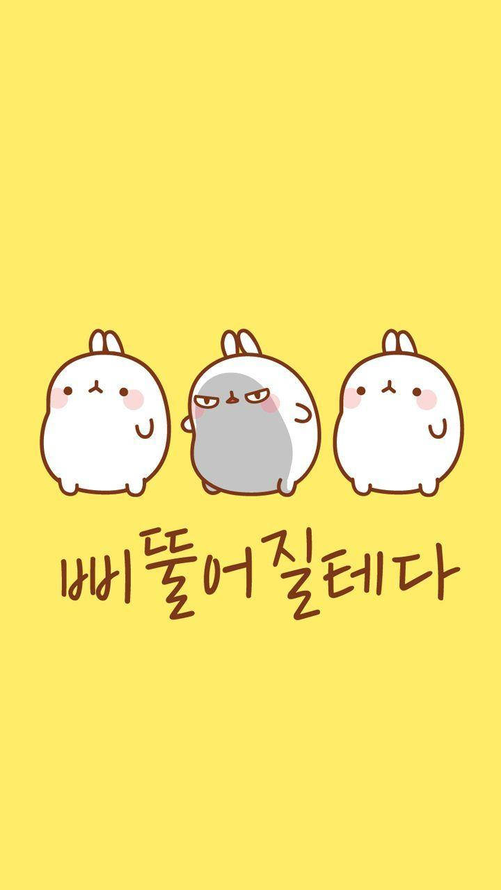 生氣的Molang 壁紙 — 三隻可愛卡通兔仔，中間一隻灰色臭面，兩邊係兩隻微笑白色兔仔，背景係鮮黃色。