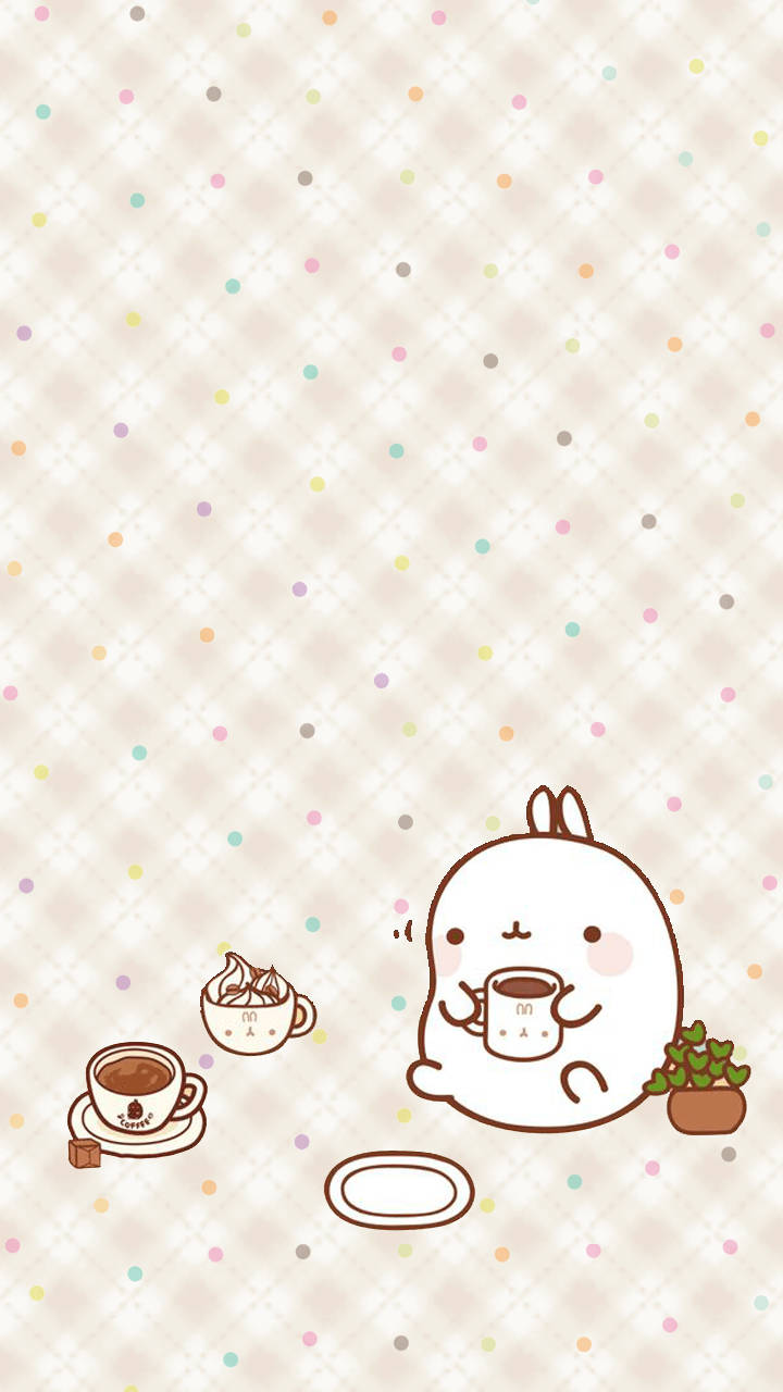 Molang 喝咖啡 壁紙 — 一隻可愛的卡通兔仔在粉彩色圓點背景上，喺盆栽旁邊飲咖啡。