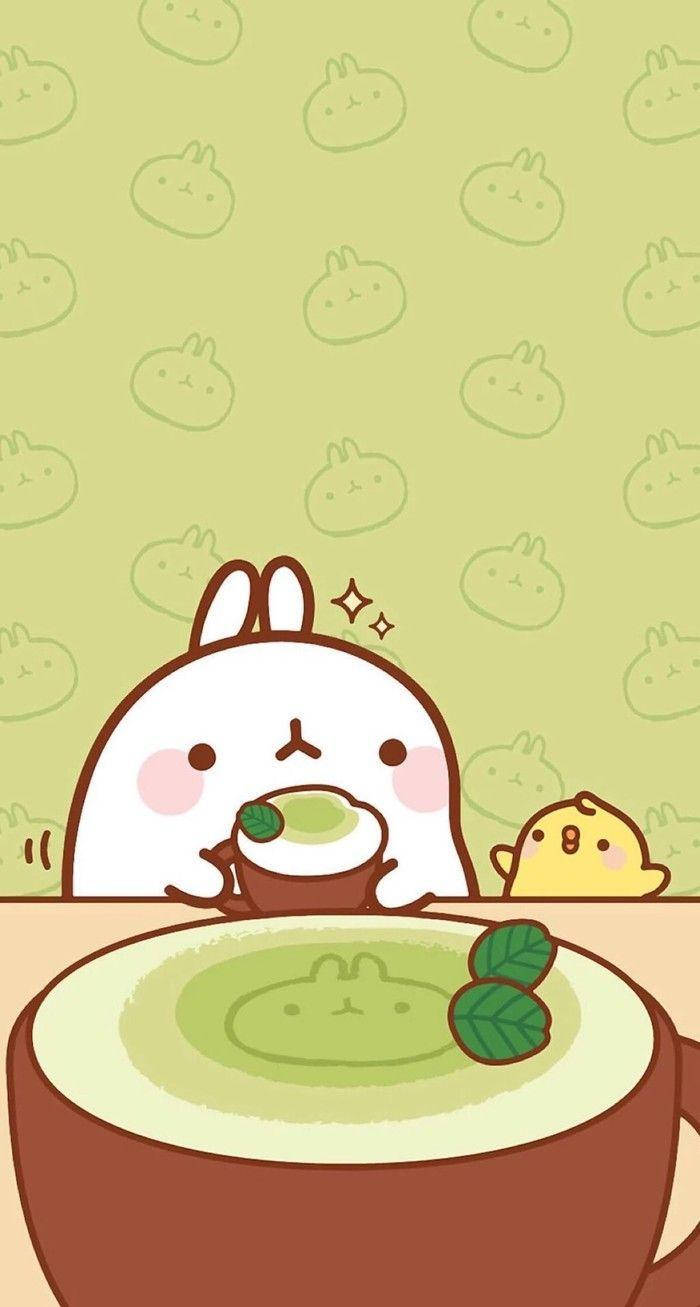 Molang 喝抹茶 壁紙 — 一隻可愛的白兔，粉紅色的臉頰，正在喝抹茶，一隻小黃雞從巨型杯子後面偷看。