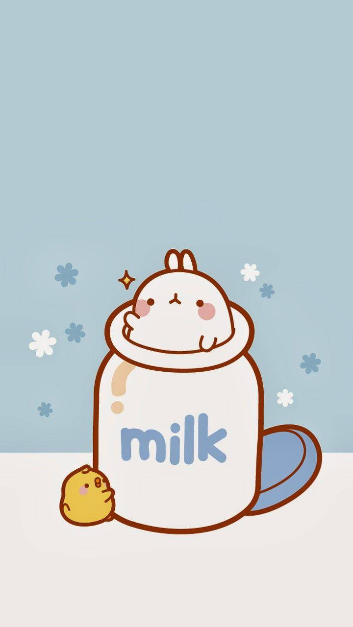 Molang 在牛奶瓶中 壁紙 — 一隻可愛的卡通兔從牛奶壺中探出頭來，旁邊有一隻小雞，背景是柔和的藍色和花朵。