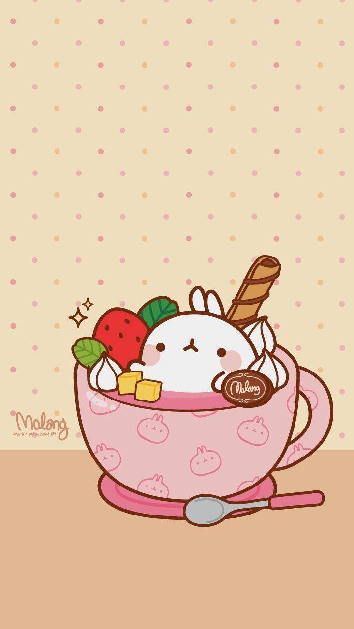 Molang 在茶杯裡 壁紙 — 一隻可愛的白兔角色坐在一個粉紅色茶杯裡，裡面裝滿了草莓忌廉和威化餅，背景是圓點圖案。