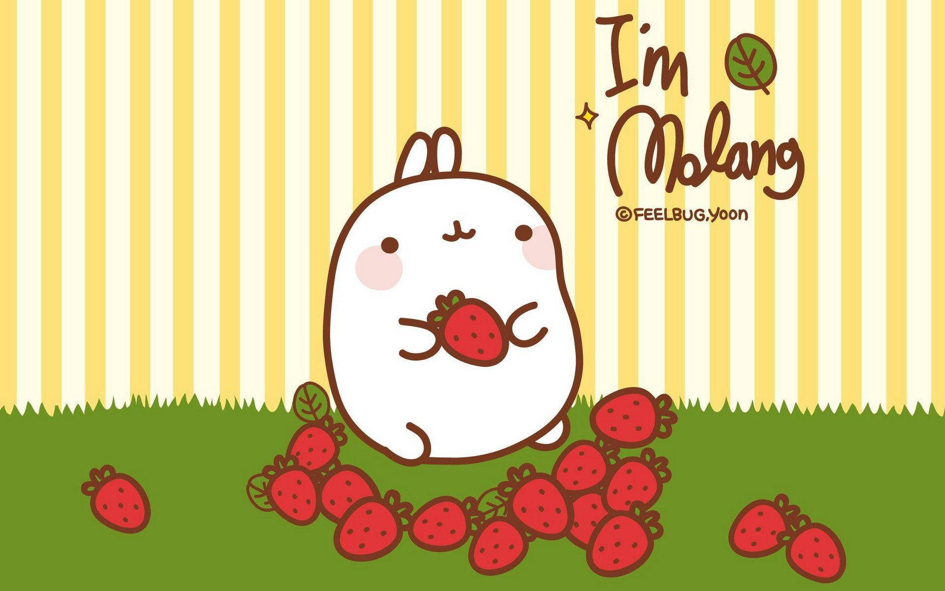 Molang 在草地上 壁紙 — 一隻可愛的白色卡通兔仔開心咁坐喺綠色草地上，拎住一粒士多啤梨，周圍仲有好多士多啤梨，背景係黃白間條紋。