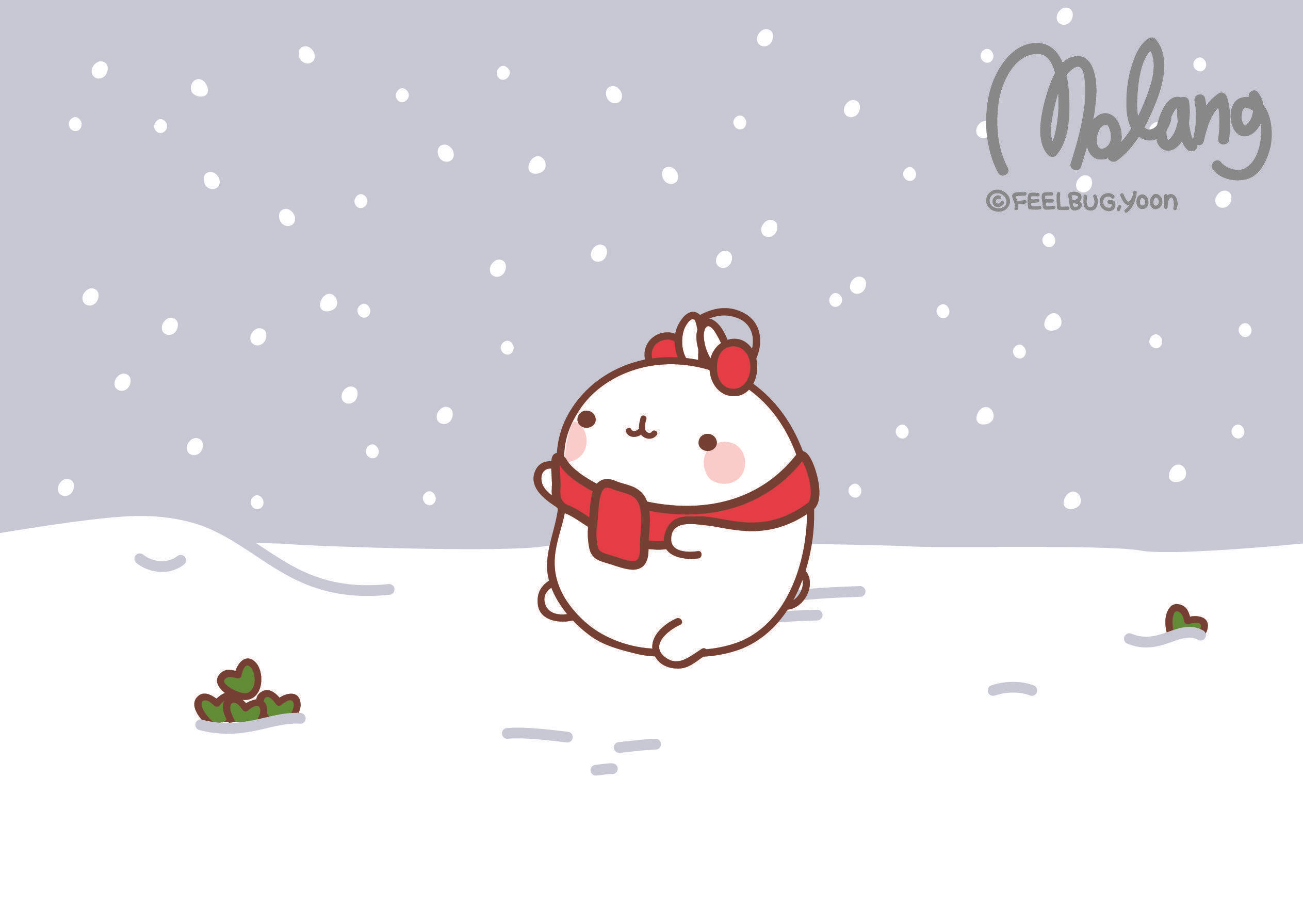 Molang 在雪中 壁紙 — 一隻可愛的白色卡通兔子，戴著紅色圍巾和耳罩，站在雪地上，雪花輕輕飄落。