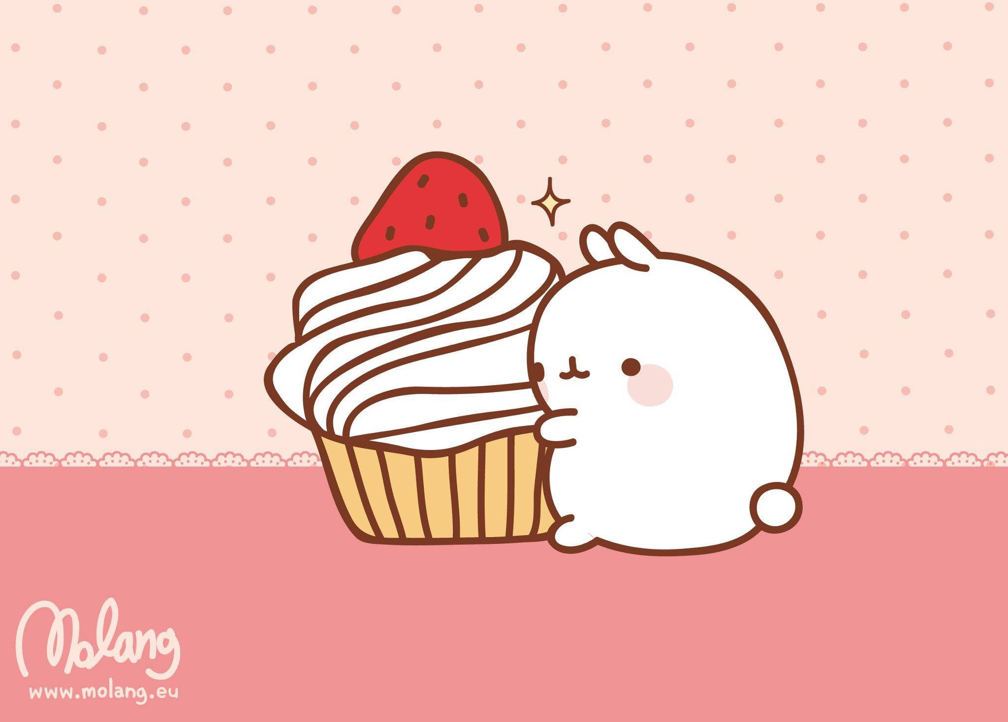 Molang 拥抱杯子蛋糕 壁紙 — 一隻可愛的白兔在粉紅色圓點背景前擁抱一個頂部有草莓的杯子蛋糕。