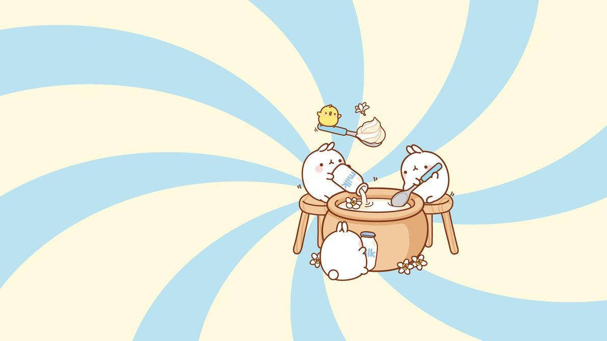 Molang 混合牛奶 壁紙 — 三隻可愛的卡通兔子和一隻小雞在旋轉的藍色和奶油色背景前，愉快地在鍋中準備食物。