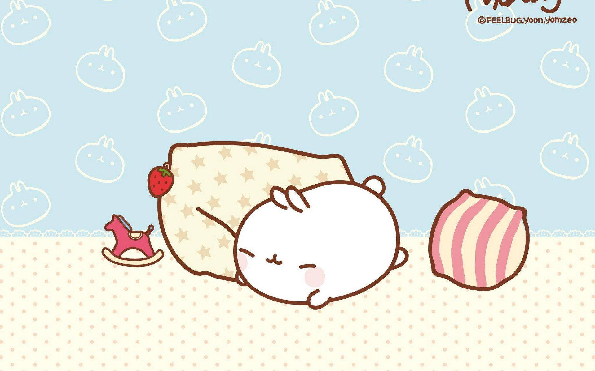 Molang 睡覺 壁紙 — 一隻可愛的白兔在星星圖案的枕頭上安睡，旁邊有草莓和搖搖馬。