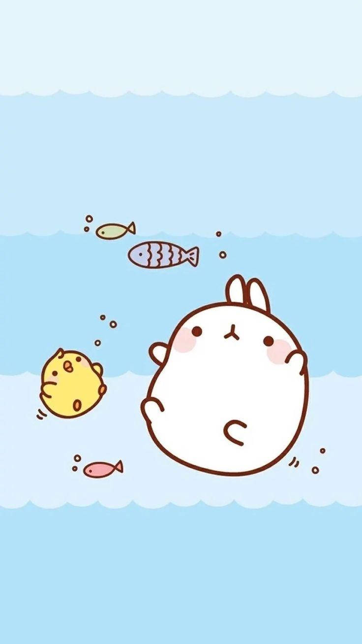 Molang 與 Piu Piu 游泳 壁紙 — 一隻可愛的胖兔子和黃色小雞在淺藍色海洋中與小魚快樂地游泳，海面有輕柔的波浪。