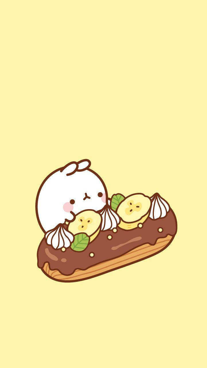 Molang 與巧克力香蕉甜點 壁紙 — 一個可愛的白兔角色在淡黃色背景上擁抱著一個 topped 有香蕉片和忌廉的朱古力泡芙。