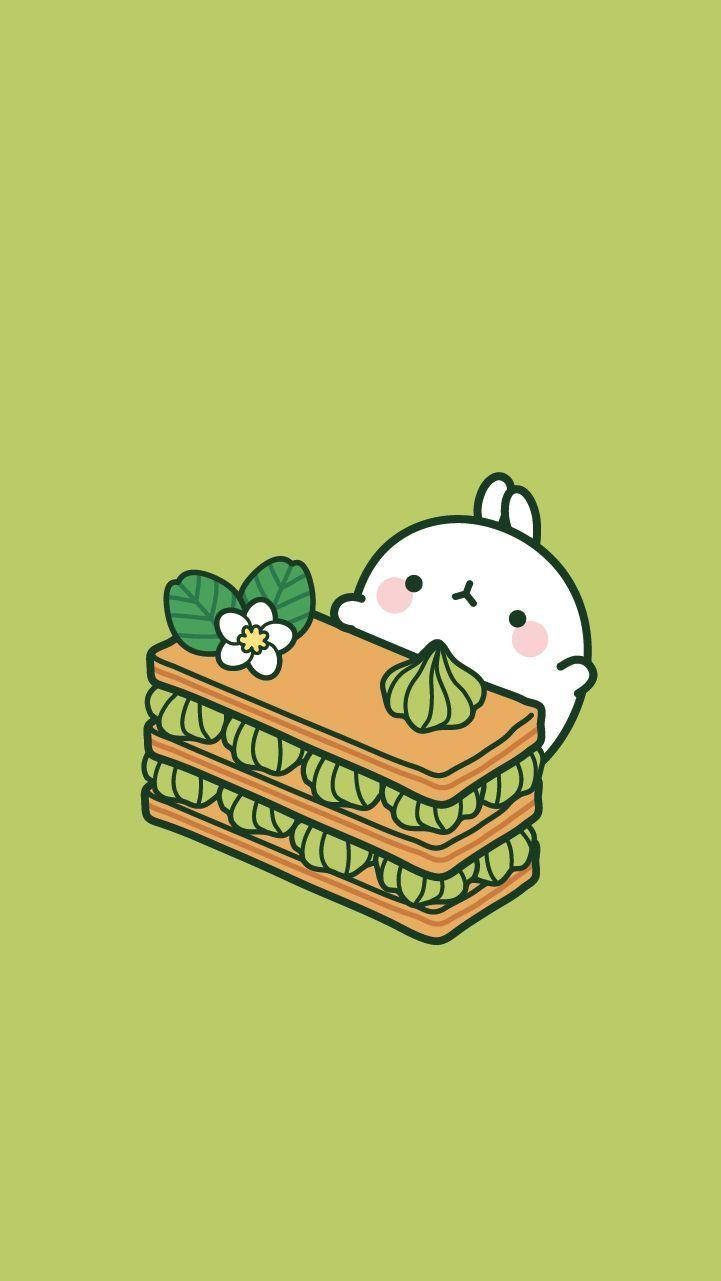 Molang 與抹茶甜點 壁紙 — 一隻可愛的白兔從一個分層的綠色三明治後面探出頭來，三明治上有花和薄荷裝飾，背景是純橄欖綠色。
