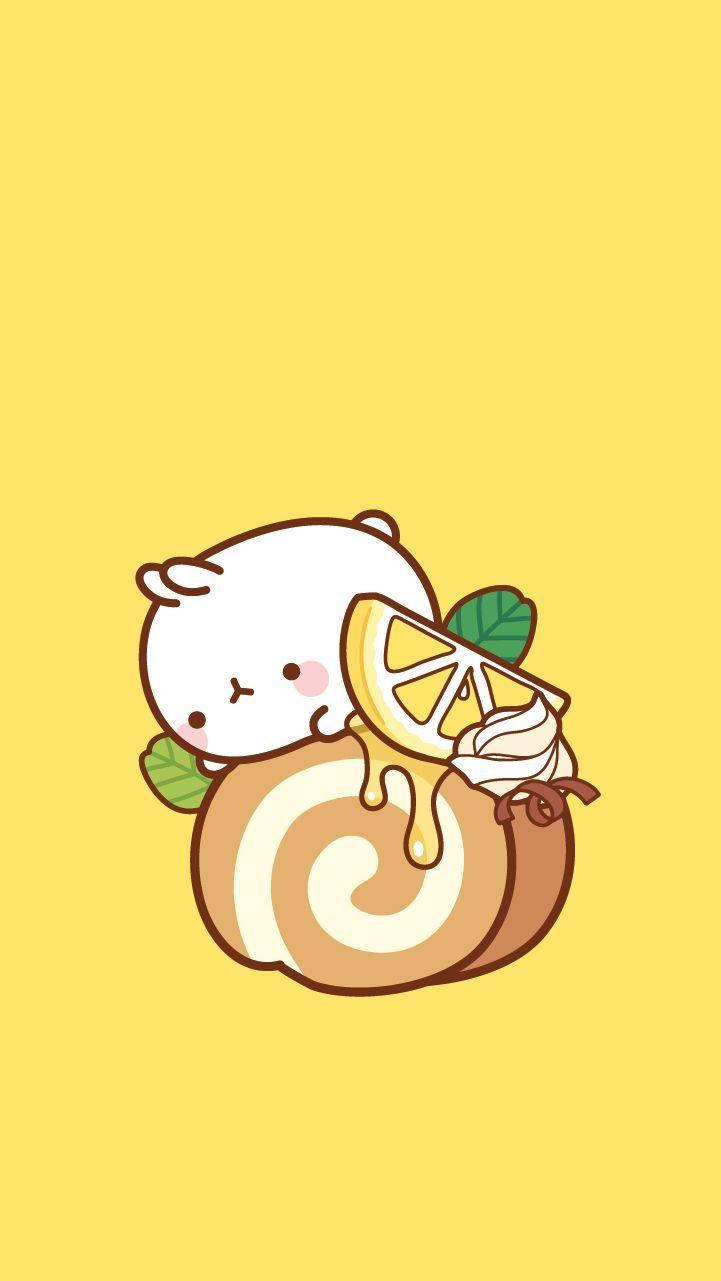 Molang 與檸檬 壁紙 — 一個可愛的白色卡哇伊動物從螺旋蛋糕中探出頭來，蛋糕上有檸檬片和忌廉，背景是純黃色。
