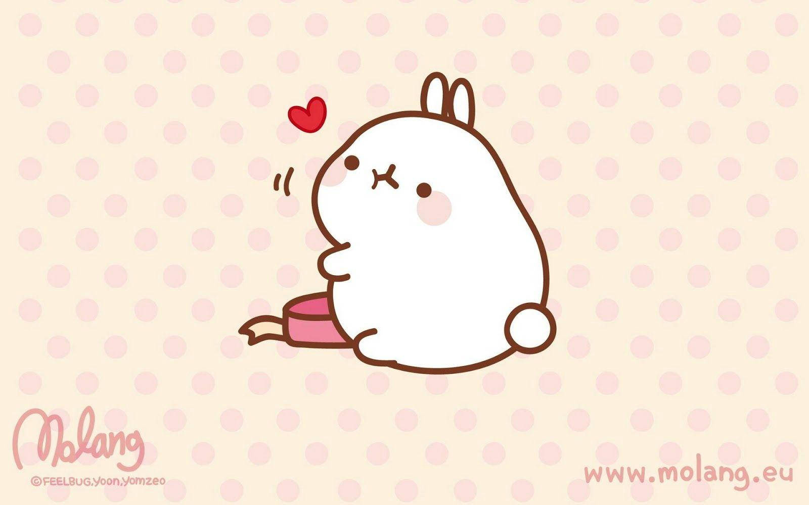 Molang 與禮物盒 壁紙 — 一隻可愛的白色卡通兔，帶有棕色輪廓，開心地坐在粉紅色圓點背景上，有一個漂浮的紅色心形。