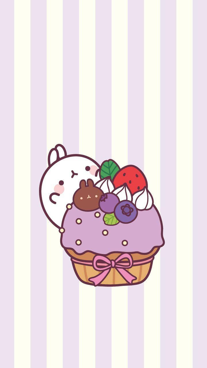 Molang 與紫色紙杯蛋糕 壁紙 — 一隻可愛的卡通兔子從一個紫色糖霜、頂部有莓果和奶油的杯子蛋糕後面探出頭來，背景是粉彩條紋壁紙。