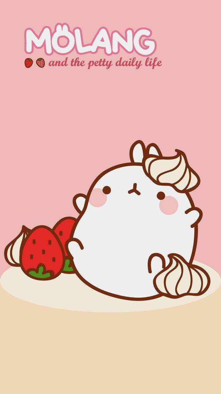 Molang 與草莓 壁紙 — 一隻可愛的白色卡通牛，帶有奶油色螺旋角，在柔軟的粉紅色背景上躺在士多啤梨旁邊。