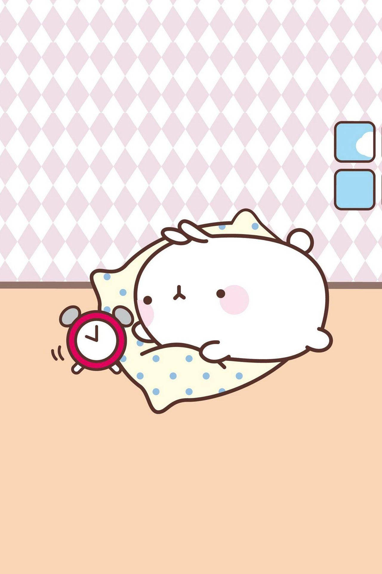Molang 設定鬧鐘 壁紙 — 一隻可愛的白色卡通熊在床上安睡，旁邊有一個紅色鬧鐘，背景是粉紅色和白色的菱形圖案牆壁。