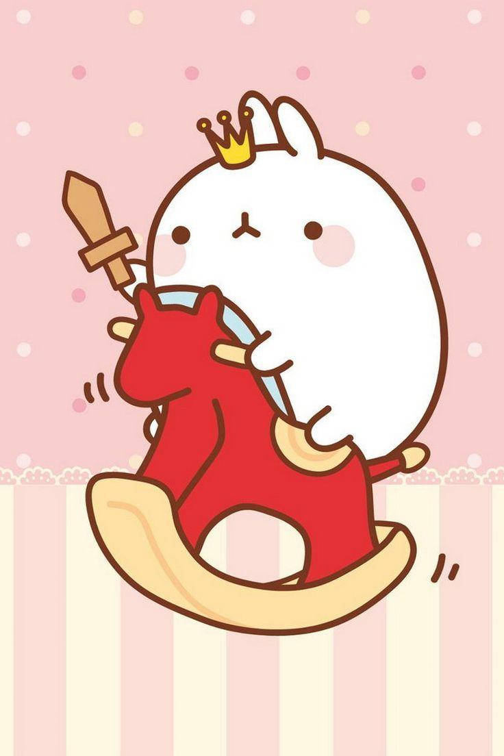 Molang 騎搖馬 壁紙 — 一隻可愛的白兔戴着皇冠，騎着紅色搖木馬，手持木劍，背景是粉紅色圓點。