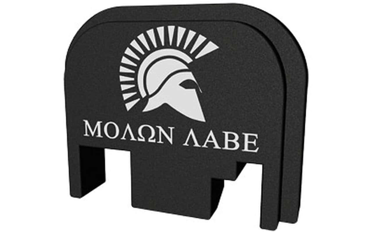 黑色斯巴達頭盔標誌，帶有希臘短語 molon labe，置於支架上。
