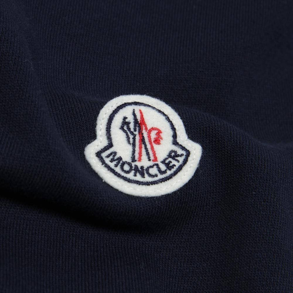 海軍藍色布料上的Moncler品牌布章。