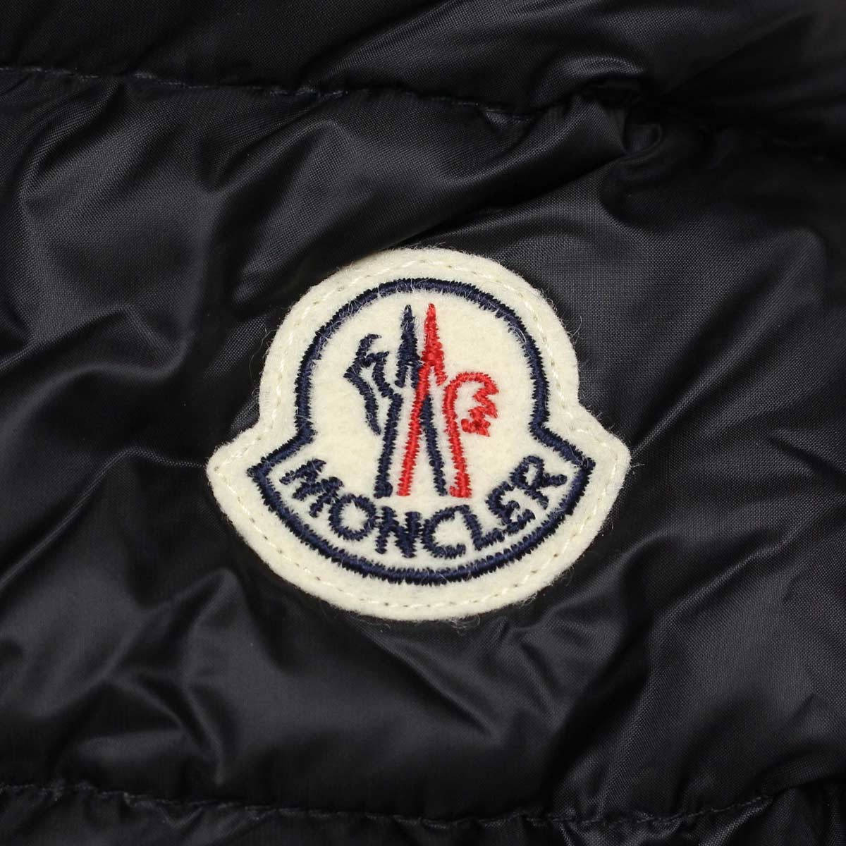 黑色絎縫外套上 Moncler 標誌布章的近距離特寫。