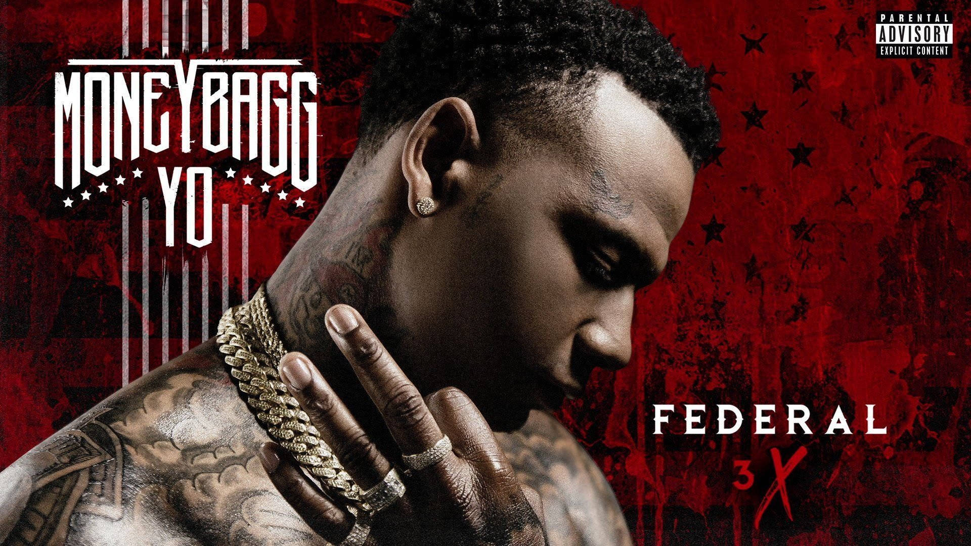 Moneybagg Yo《Federal 3X》專輯封面 壁紙 — 一個有紋身的男人側面戴著一條粗金鏈，在帶有星星和專輯文字的粗糙紅色背景上觸摸他的脖子。