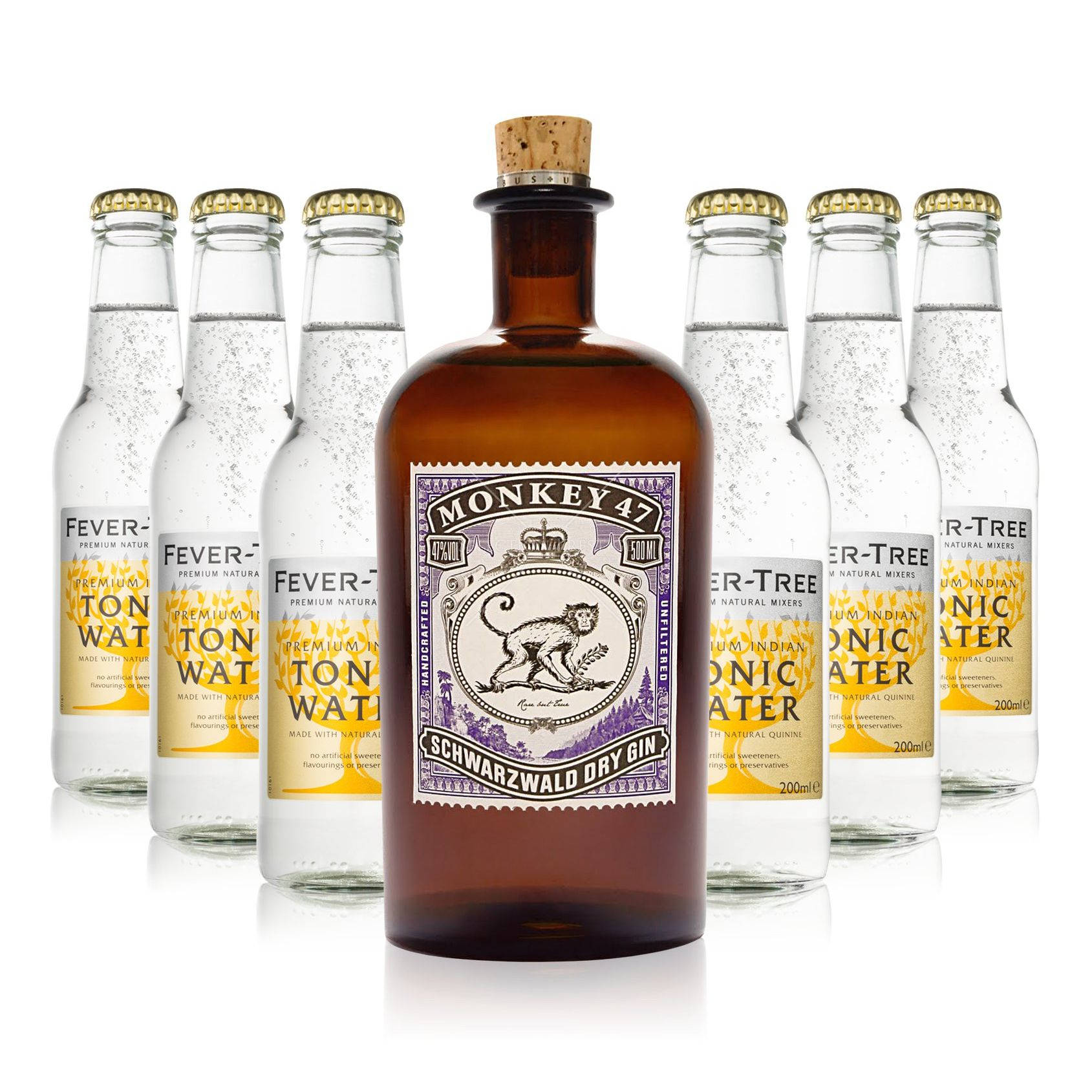 熱門雞尾酒：Monkey 47黑森林乾金酒 壁紙 — 中央一個琥珀色氈酒瓶，帶有猴子標籤，周圍環繞著透明通力水樽，背景為白色。
