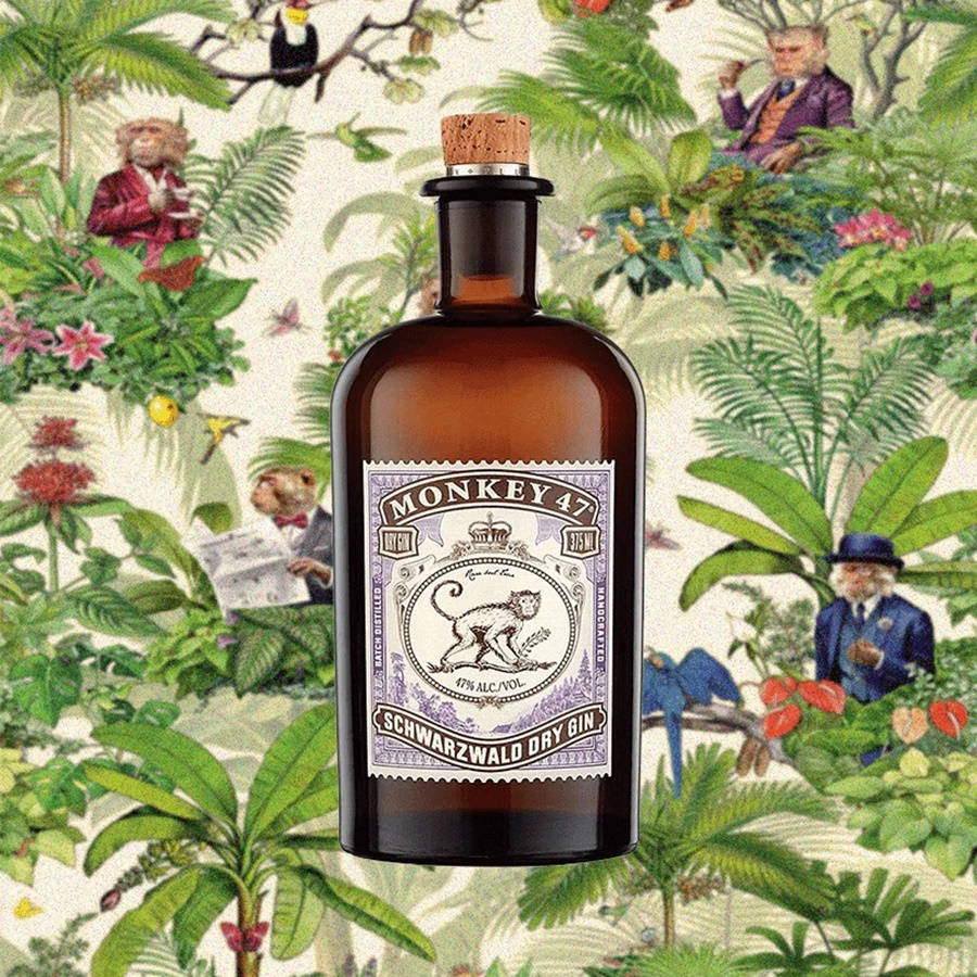 熱帶風情Monkey 47黑森林乾金酒 壁紙 — 一瓶棕色的Monkey 47氈酒，置於茂密叢林牆紙中央，牆紙上有猴子及穿著復古服裝的紳士。