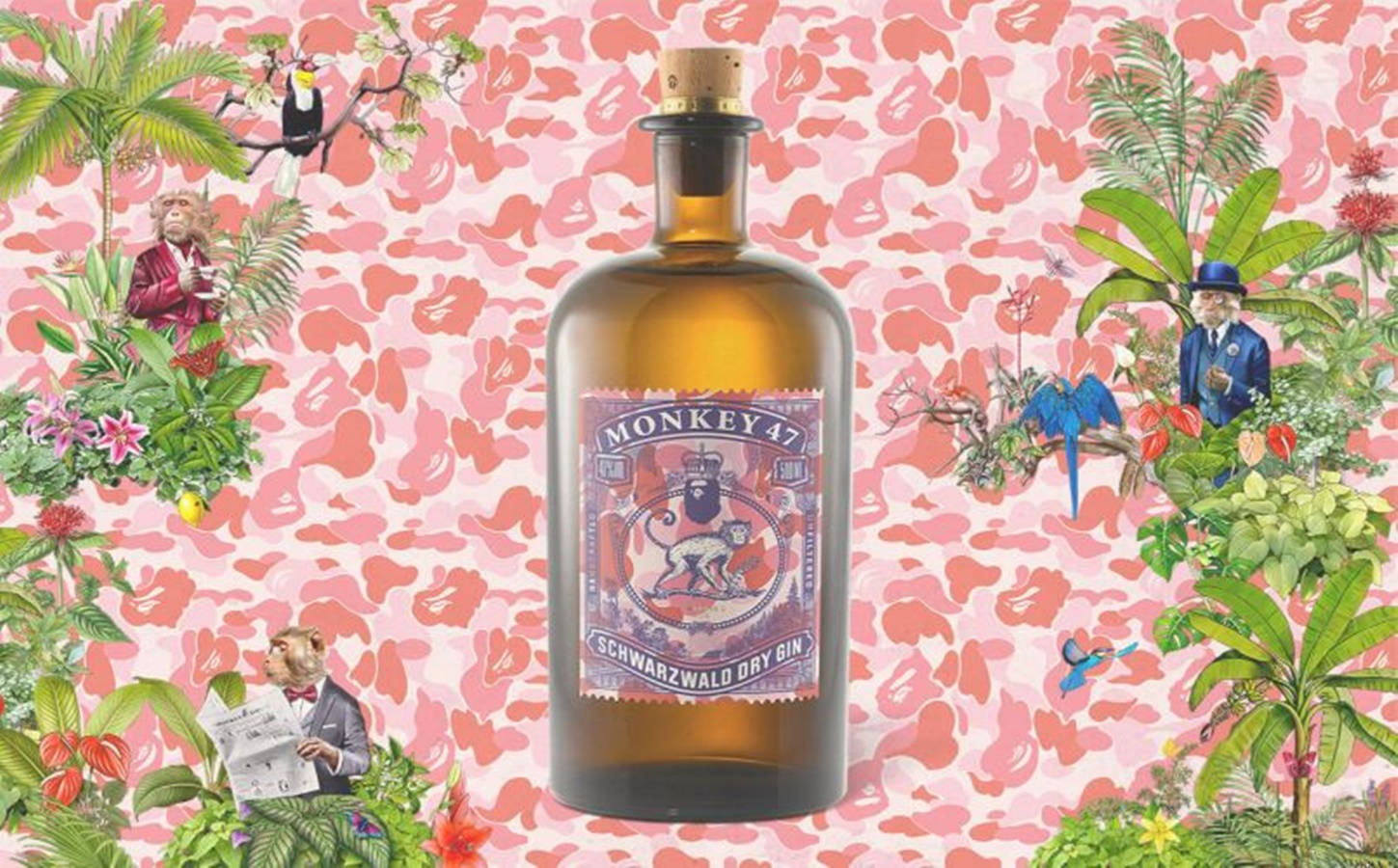 一瓶 Monkey 47 氈酒瓶，周圍環繞著叢林植物和卡通猴子。