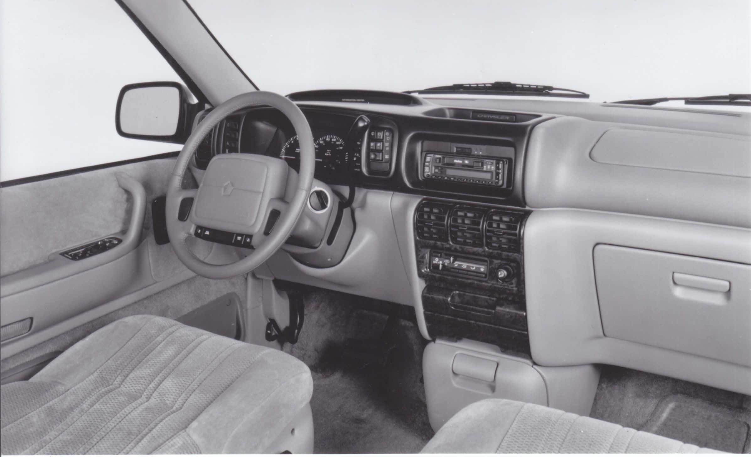 Chrysler Voyager 桌布 壁紙 — 復古SUV的單色內飾照片，展示米色內飾和復古儀表板。