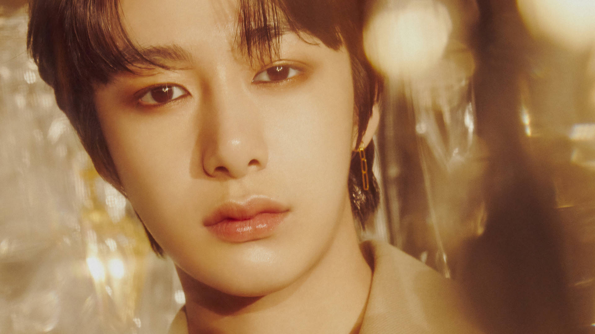 Monsta X Hyungwon 近照 壁紙 — 一位年輕男子的特寫肖像，帶有柔和的金色燈光和散景背景。