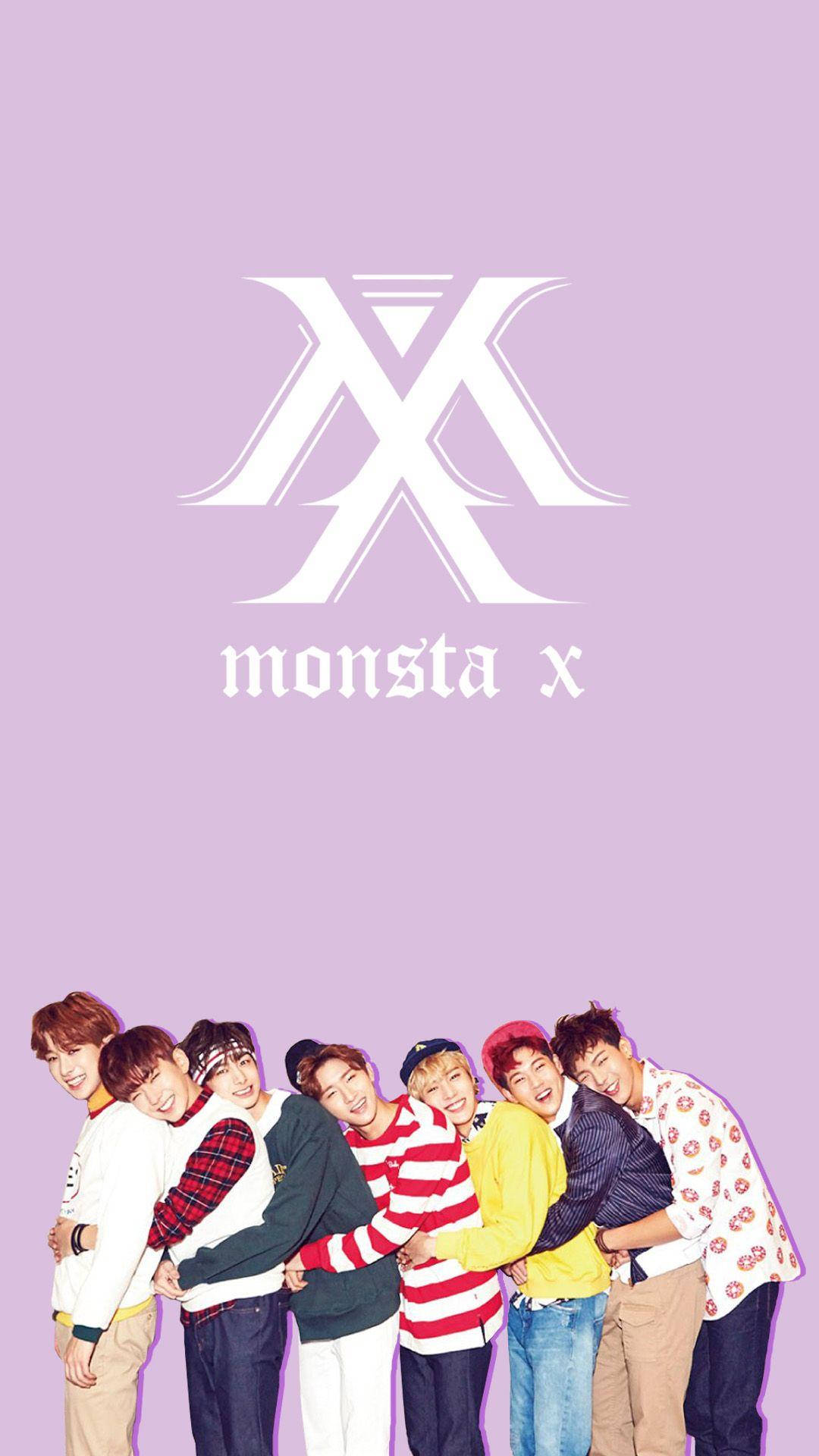 MONSTA X擁抱列車 壁紙 — 七位面帶微笑的年輕男子身穿色彩繽紛的休閒服裝，在柔和的薰衣草背景上，一個大型白色「X」標誌下方一起擺姿勢。