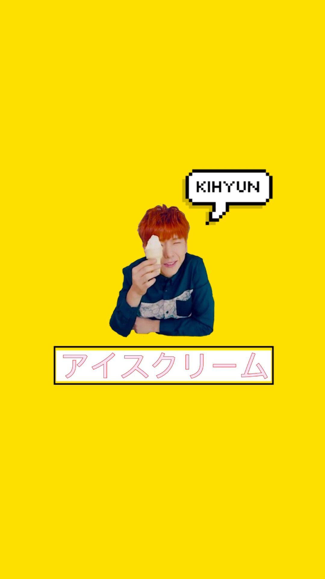 Monsta X Kihyun 冰淇淋 壁紙 — 一個像素藝術風格的肖像，描繪一個微笑的紅髮人物在明亮的黃色背景前拿著雪糕筒。