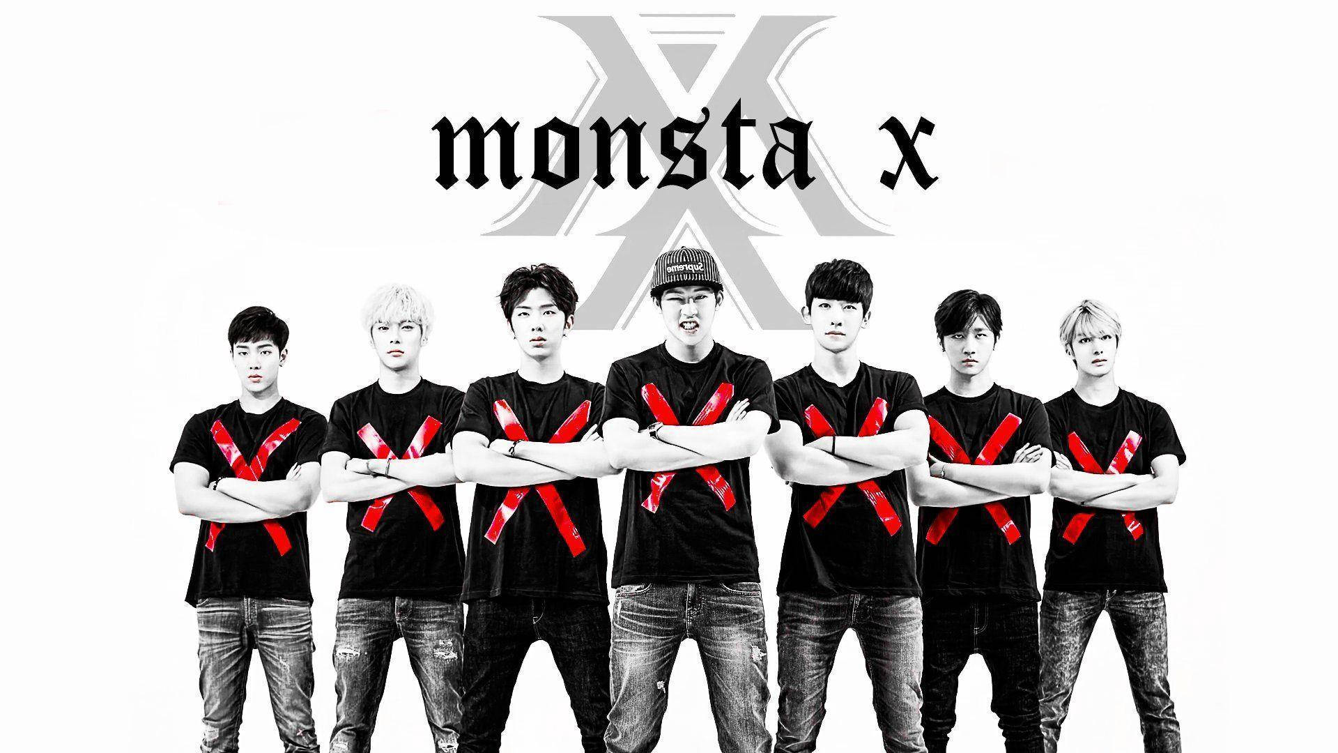Monsta X T恤造型 壁紙 — Monsta X 的七位成員自信地交叉雙臂，穿著帶有紅色 X 標誌的黑色襯衫，背景是純白色。