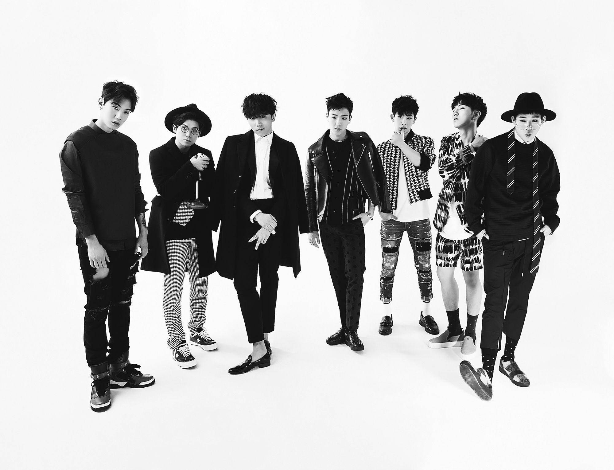 Monsta X 單人專輯封面 壁紙 — 七位時尚男士身著單色時裝，在純白工作室背景前自信擺姿勢。