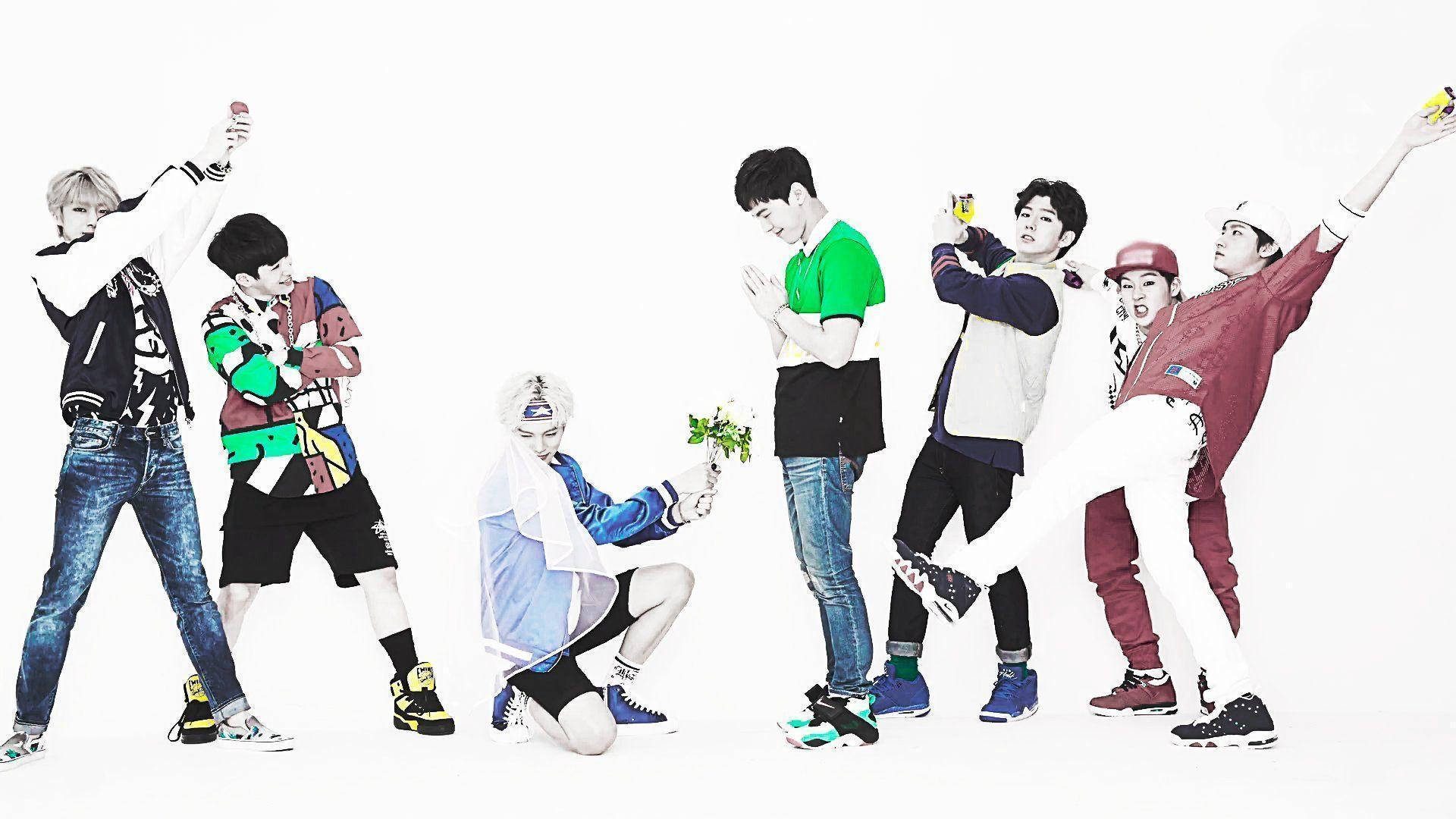 Monsta X 搞笑時刻 壁紙 — 七位身穿色彩繽紛街頭服的年輕男性在純白背景下擺出動感姿勢。