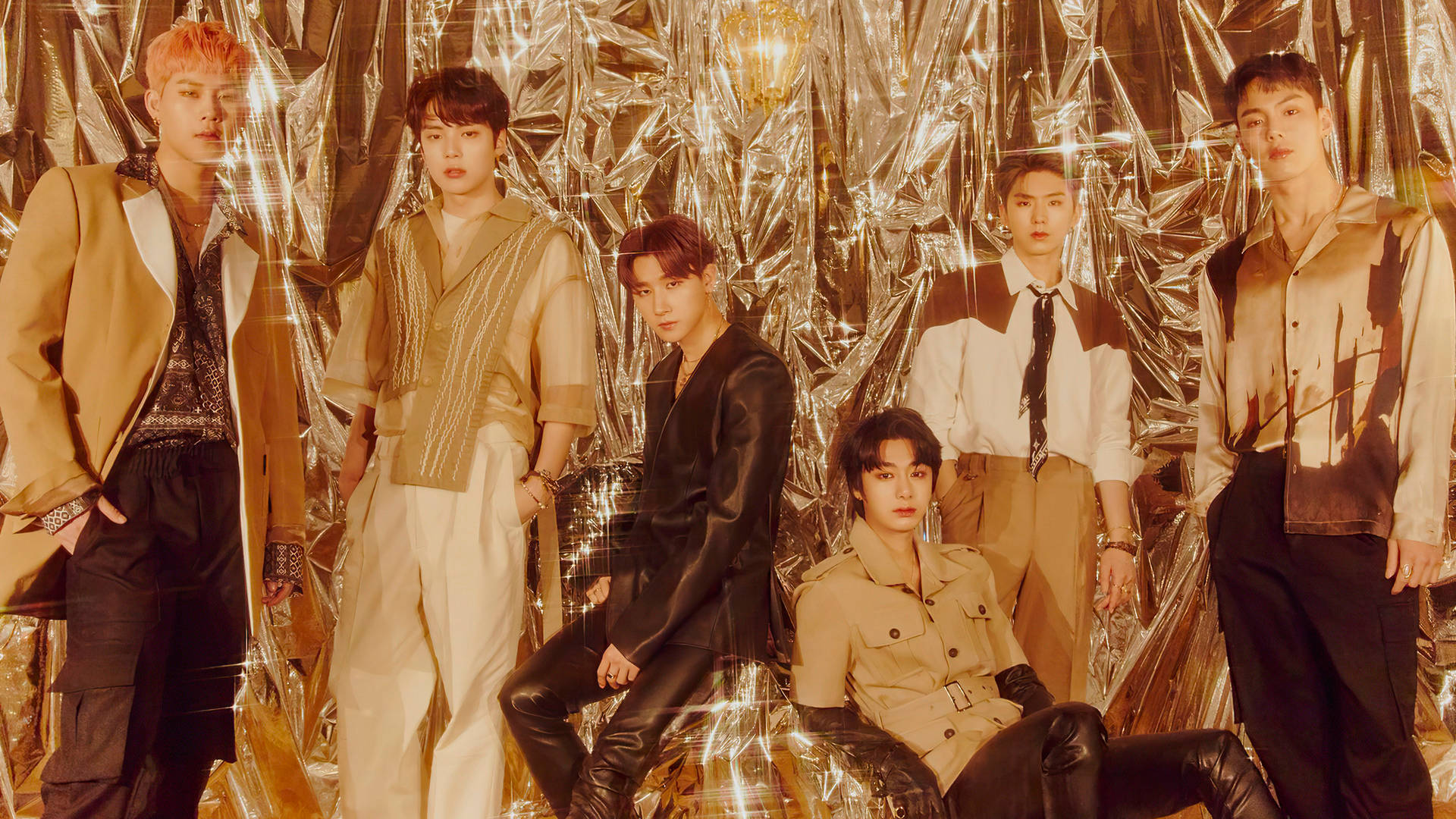 Monsta X 閃耀美學 壁紙 — 六位時尚男士穿著協調的米色和黑色服裝，在閃爍的金箔背景前自信地擺姿勢。