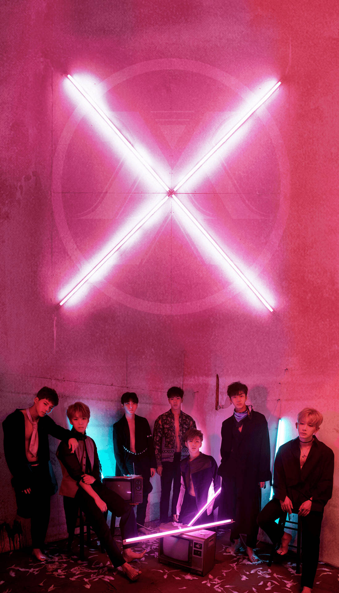 Monsta X 霓虹燈 X 字 壁紙 — 七個男人在昏暗的房間裡，在發光的粉紅色霓虹燈X下擺姿勢，房間裡散落著紙張和復古電視。